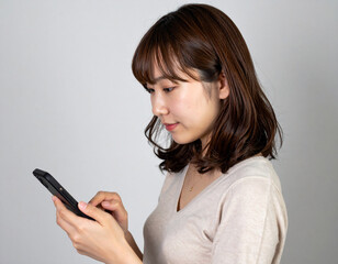 Fototapeta premium スマホをチェックする大学生 College Student Checking Phone