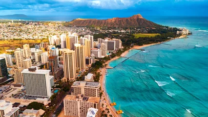 Tableaux sur Plexiglas Beautiful panorama of Waikiki at the shore of the Pacific Ocean. Aerial perspective on the Diamond Head Crater and blue ocean waterscape.