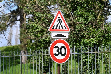 Panneau route  traversée piéton 30km/h