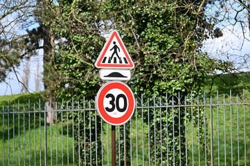Panneau route  traversée piéton 30km/h