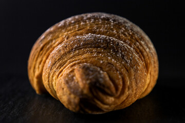 Il silenzio della bontà. Cornetto alla crema con zucchero a velo.