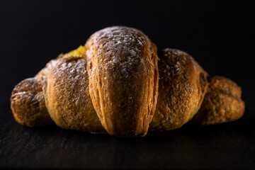 Poesia sfogliata. Brioche alla crema.