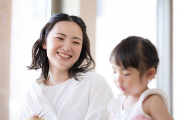 子どもを見守る笑顔の母親のクローズアップ