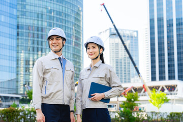 建設現場に立つ男女エンジニアのグループ