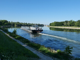 Binnenfrachtschiff auf dem Rhein