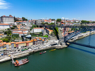 Obraz premium Aerial view of colorful riverside buildings and Dom Luís I Bridge in Porto