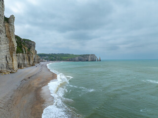vue aérienne prise avec un drone montrant les falaises d'Étretat sur la côte normande en France	