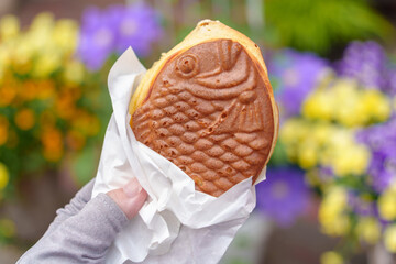 日本の食べ歩きグルメ たい焼き
Delicious Japanese snack &lsquo;Taiyaki&rsquo;.
Taiyaki is a fish shaped cake with sweet red beans and other ingredients inside.