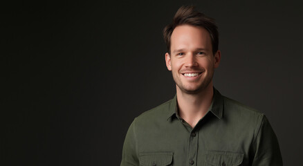 Retrato de um homem bonito sorrindo, vestindo uma camisa verde em uma pose casual, isolado