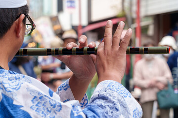 お祭りで篠笛を吹く人（日本埼玉県秩父市）
Japanese transverse bamboo flute...