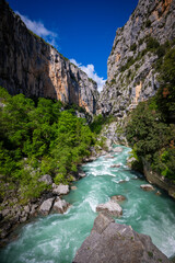 Obraz premium Water flowing through Les Gorges du Verdon in the Alpes de Haute Provence in southern France beside Hiking Trail
