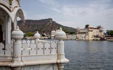Fototapeta premium spring, Udaipur, Rajasthan ,Lakeside bloom , romance, india, White Palace by Lake, Rajasthan