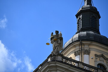kopuła wydziału prawa uniwersytetu wrocławskiego zdobiona bogata rzeźby fasady © Miroslaw