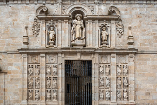 Majestoso portal da Catedral de Santiago de Compostela, um tesouro arquitet&oacute;nico e espiritual em Espanha