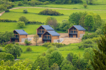 Obraz premium Eco-friendly homes in the heart of nature, designed for energy efficiency and modern living.