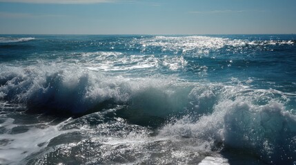 Naklejka premium Dynamic ocean waves crash under a sunlit sky, reflecting light with a brilliant shimmer, evoking a sense of vastness and the timeless beauty of nature.