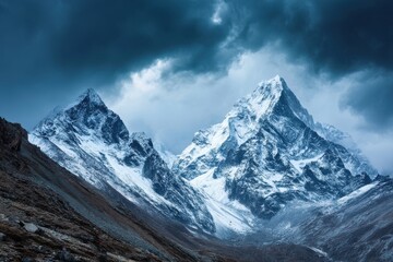 Obraz premium Snow-capped mountains under a dramatic stormy sky
