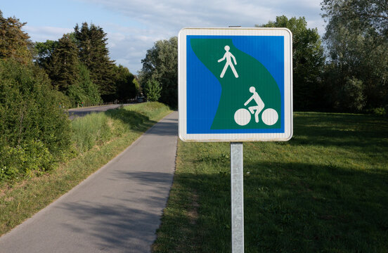Panneau routier sur piste pi&eacute;tonne et cycliste &agrave; Giverny