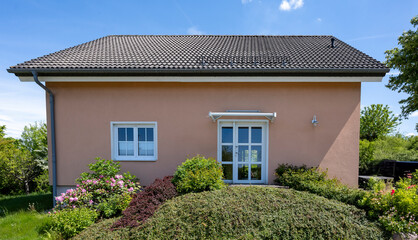 Modernes Eigenheim in Wohnsiedlung