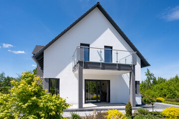 Modernes Eigenheim mit Garten in Deutschland
