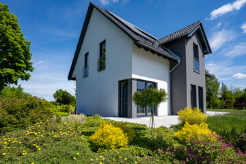 Modernes Eigenheim mit Garten 