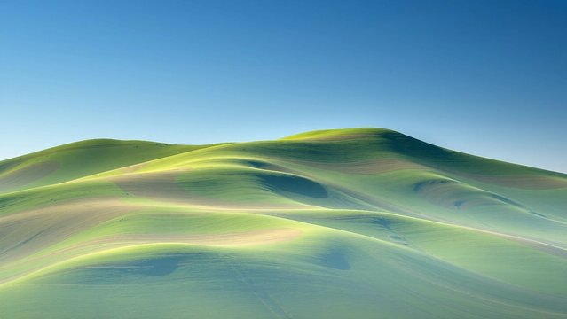 Fotorealistische Aufnahme gr&uuml;ner H&uuml;gel in sanftem Sonnenlicht, friedliche Naturkulisse mit atmosph&auml;rischem Hintergrund.