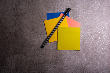 Four pastel sticky notes in yellow, blue, pink, and orange arranged on a textured beige background. Balanced and visually engaging composition useful for infographics, classroom materials, or content