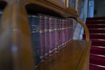 enciclopedie in un'antica libreria