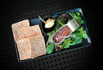aperitivo con crostini, alici e burro