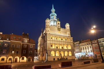 Fototapeta premium Historic tenement houses and Renaissance town hall with a tower on the market square at night in Poznan