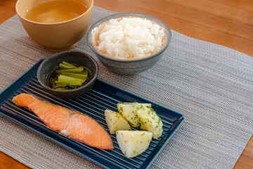 鮭とじゃがいものシンプル和朝食