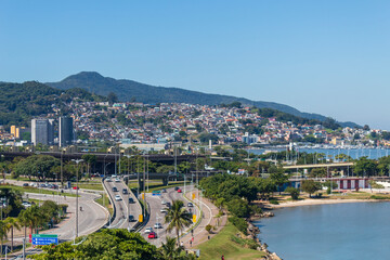 morro e a avenida sinuosa com muitos carros em direção ao continente saída da ilha de Florianópolis SC BR
