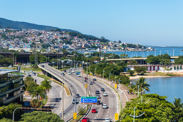 avenida sinuosa com muitos carros em direção ao continente saída da ilha de Florianópolis SC BR