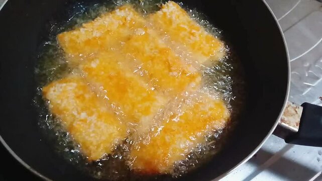 fry vegetables risol in hot oil