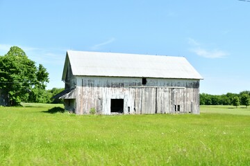 Obraz premium Old White Barn