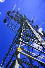 Torre metálica de energía eléctrica y cables de alta tensión.   © Ivan