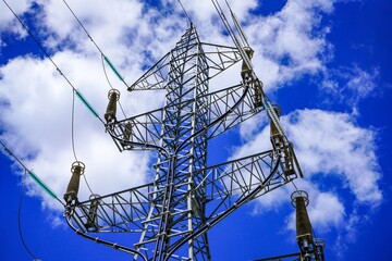 Torre metálica de energía eléctrica y cables de alta tensión.  