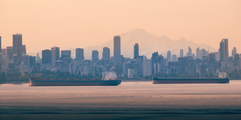Obraz premium Vancouver City Skyline with Mt Baker as the background.