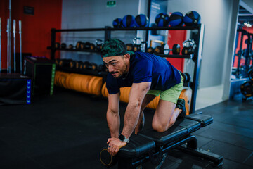 Hombre de 35 años haciendo ejercicio en un gimnacio de Bogotá, Colombia
