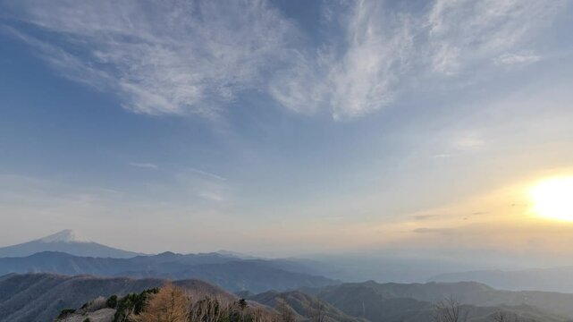 山頂にて行き交う雲	