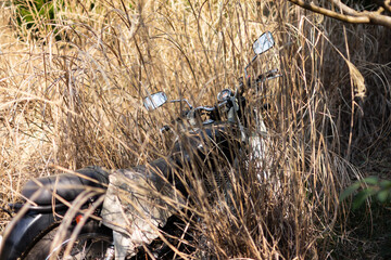 放置された古いバイク