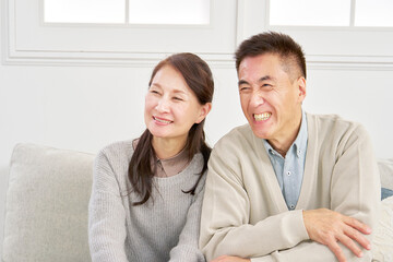シニアの夫婦　笑顔　ポートレート　リビング