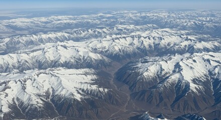 Obraz premium Snowy mountain ranges from above