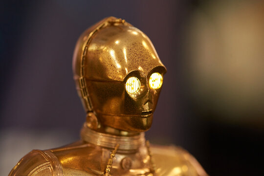 Golden C3PO figure photographed in San Salvador on May 4, 2025, celebrating Star Wars Day with reflective metallic details.