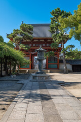 Fototapeta premium 日本、大阪府、葛井寺、寺院、佛寺、佛教、文化財、木造建築、古代建築、日本文化、歷史名勝、青空、木、綠色、旗幡