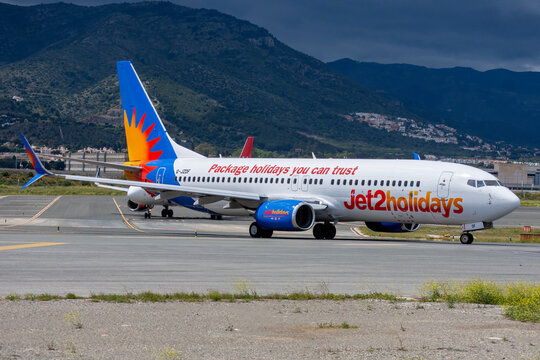 Avi&oacute;n de l&iacute;nea Boeing 737 de la aerol&iacute;nea Jet2 carreteando en el aeropuerto de M&aacute;laga Costa del Sol con matr&iacute;cula G-JZDF