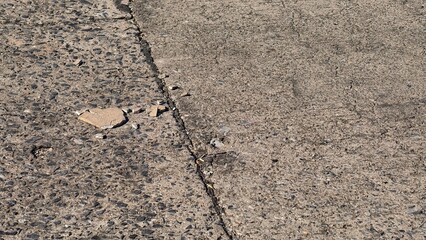 Obraz premium Close-Up View of Cracked and Chipped Concrete Surface with Texture and Grain Detail