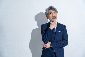 考えるミドルのスーツを着た男性