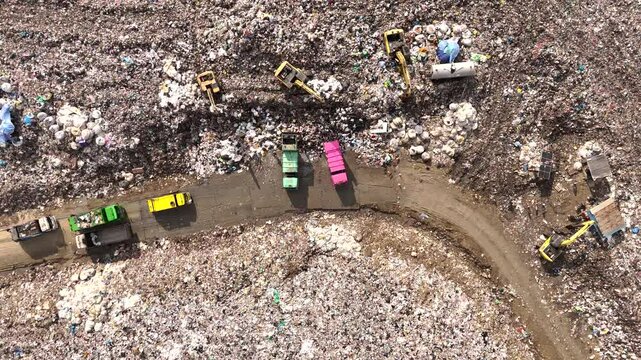 VDO 4K The truck is collecting garbage in a large garbage pile.	
