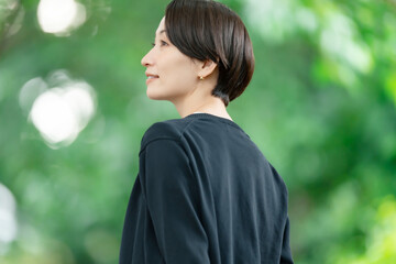 新緑　女性